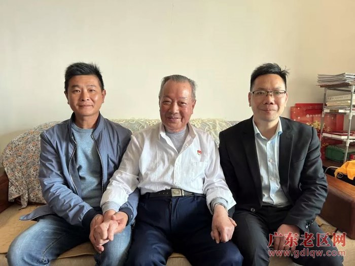 3、陈洁平(中)和家乡人一起.jpg