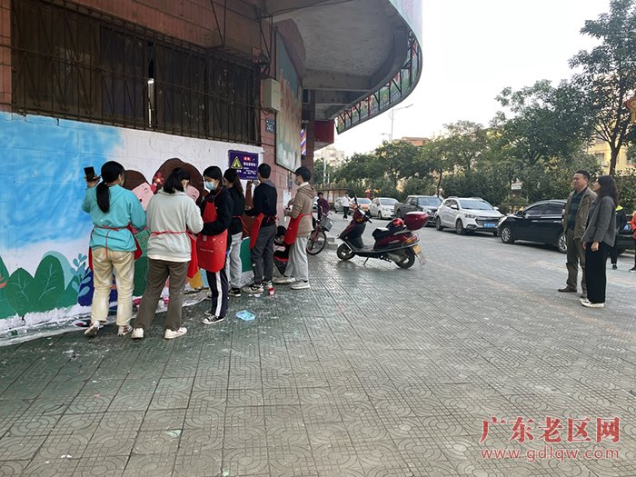 2、城东幼儿园楼下彩绘中.jpg