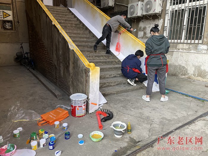 5、社区新时代文明实践站周边彩绘中.jpg