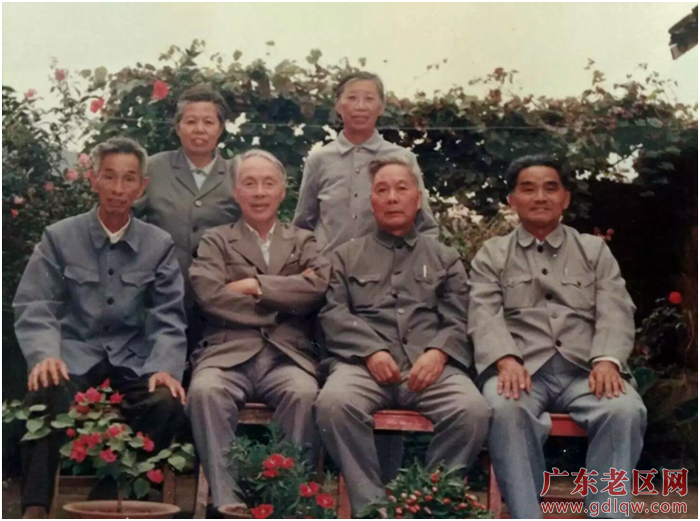 上图；蓝天的上级领导与亲密战友，从左起，黄村、陈仲平、谢毕真、谢抡赞、后排，黄惠容、李燕华。.png