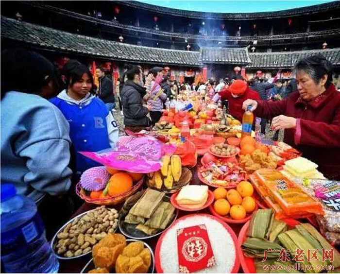 八仙桌上摆满当地村民供奉的鸡、酒水、年糕等祭品。.jpg