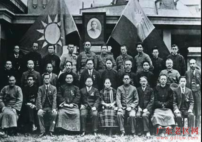 许甦魂（后排右二）与毛泽东、林伯渠（第二排右三、右二）、吴玉章（前排右一）等参加国民党二届三中全会合影.png