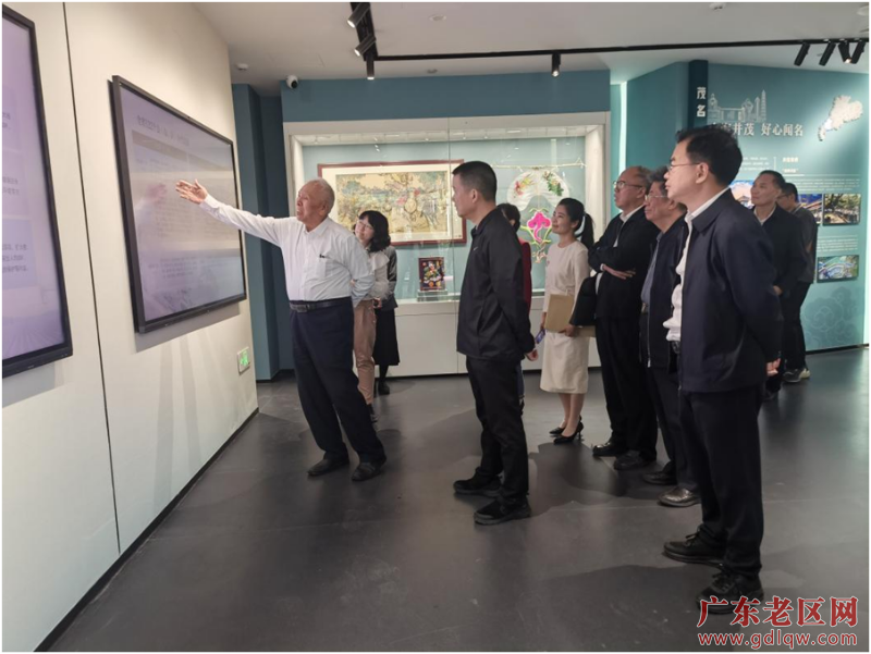 1月17日，陈开枝一行参观广东省“百千万工程”指挥部办公室成果展示。.png