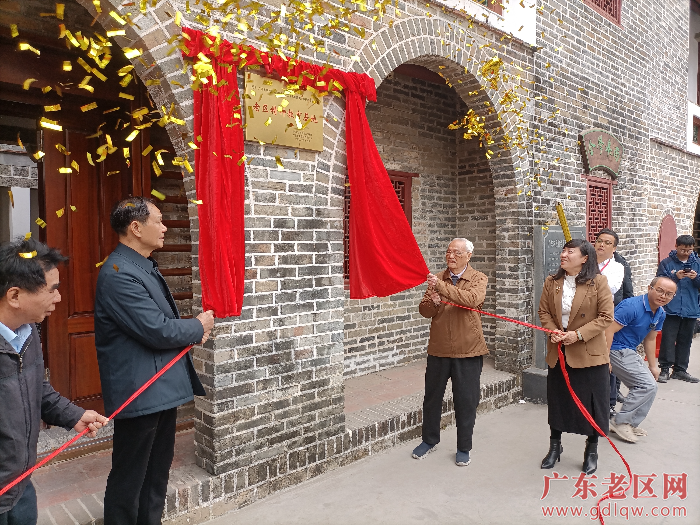 1图为罗明(左二)、邓刚(右二)、黄媚(右一)、黄武(左一)在仪式上揭牌.jpg