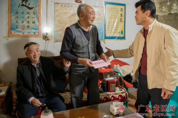 深入“五老人员”林木奇家中，与他们拉家常，并送上大米、食用油和慰问金.JPG