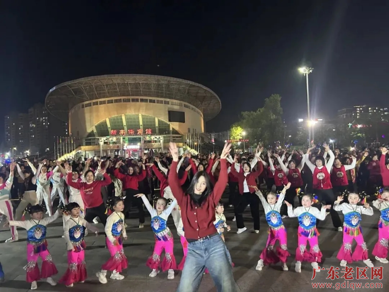 1月29日晚上，2025年喜迎新春舞动新丰快闪舞蹈嘉年华在该县文体广场拉开帷幕，开启新年新气象，为新丰老区的春节增添了一份别样的精彩。（潘俊才、新旅）1.jpg