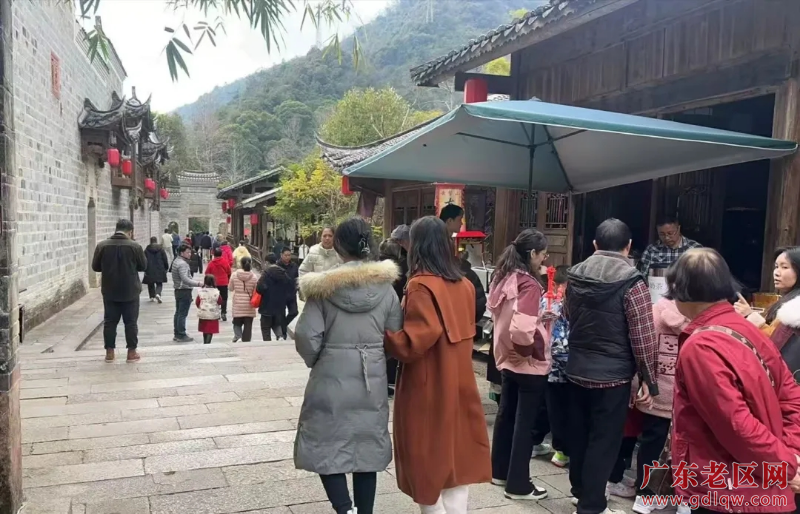 春节期间，各地游客畅游新丰云髻山 (2).jpg