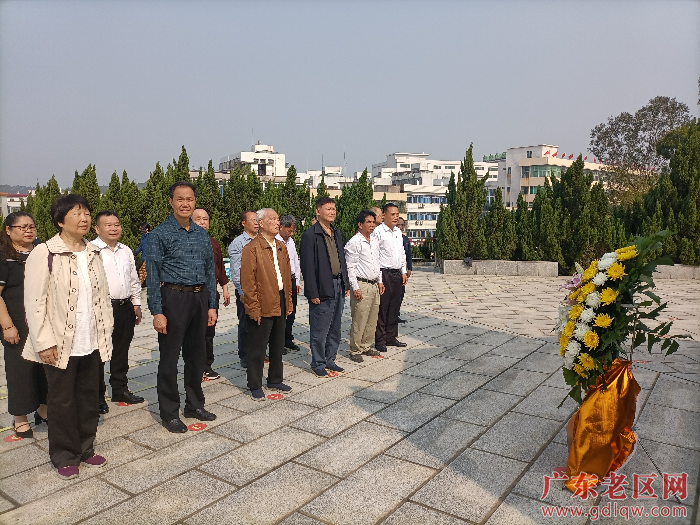 图为广东南路革命后代代表唐舒明(前右三)、唐波(前左一)等一行瞻仰高州革命烈士纪念碑.png