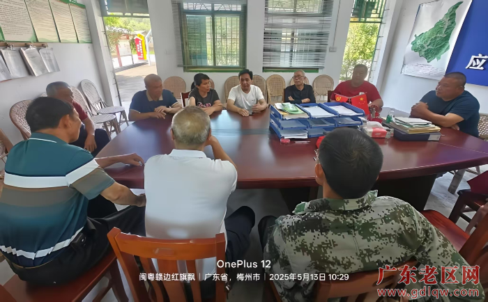 1 都康村等领导在荷玉村“两委”会进行亲密座谈交流。.png