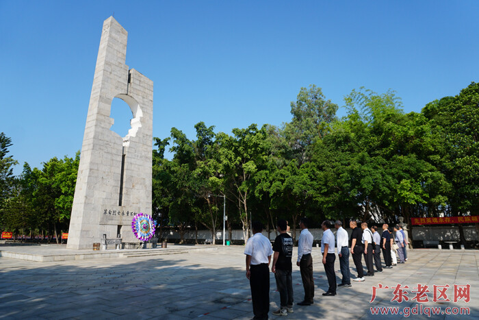江门市（县）两级老促会到宁明县烈士陵园革命烈士纪念碑献上花圈，缅怀革命英烈，致敬英雄1.jpg