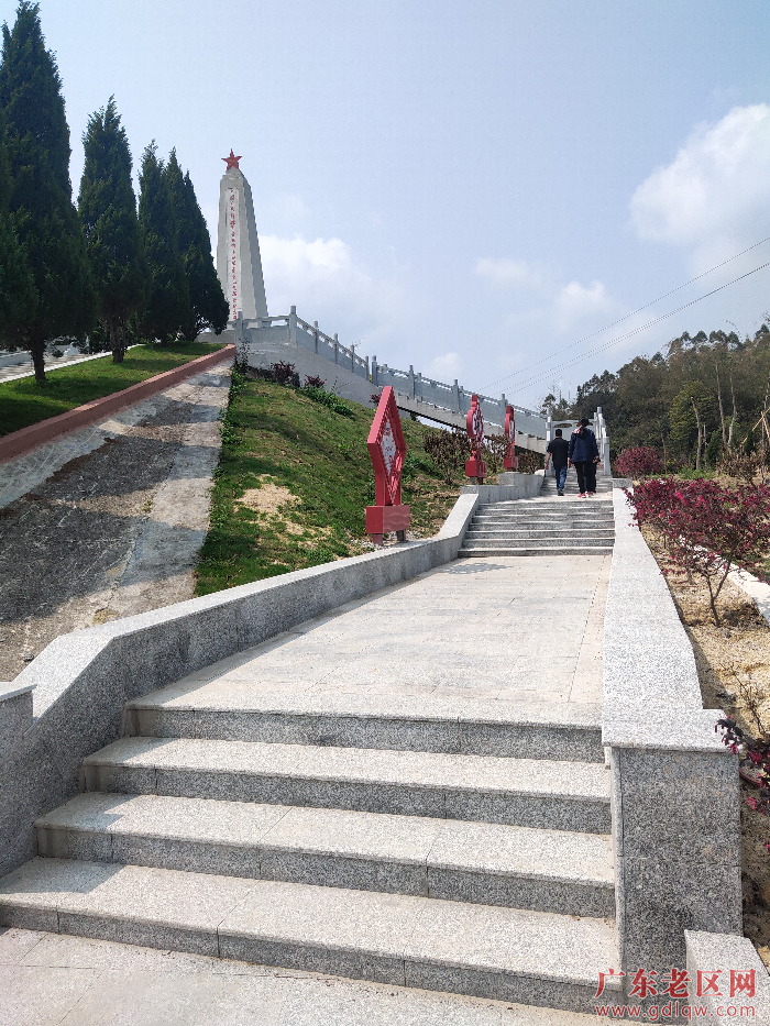 秦皇山革命根据地纪念碑.jpg