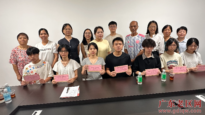 2在老促会会议室举行“2025年度烈士后裔助学金发放仪式”.jpg